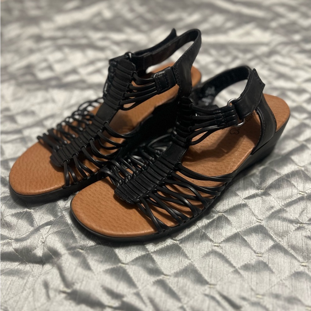 BareTraps Black and Tan Strappy Wedge Sandals - Size 7.5